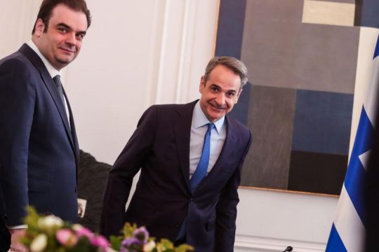 Μειώνουν ΕΦΚ καυσίμων και ΦΠΑ τροφίμων